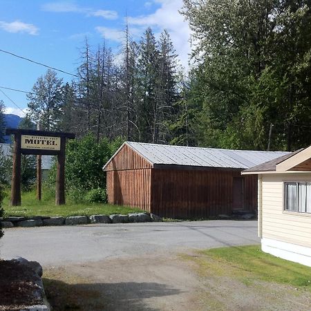 The Hitching Post Motel Pemberton Exterior photo