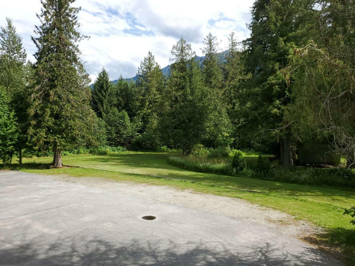 The Hitching Post Motel Pemberton Exterior photo